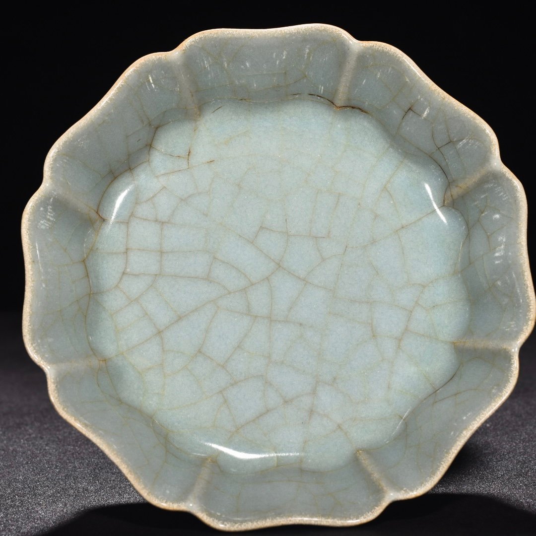 Song Dynasty official kiln celadon Kui Kou wash