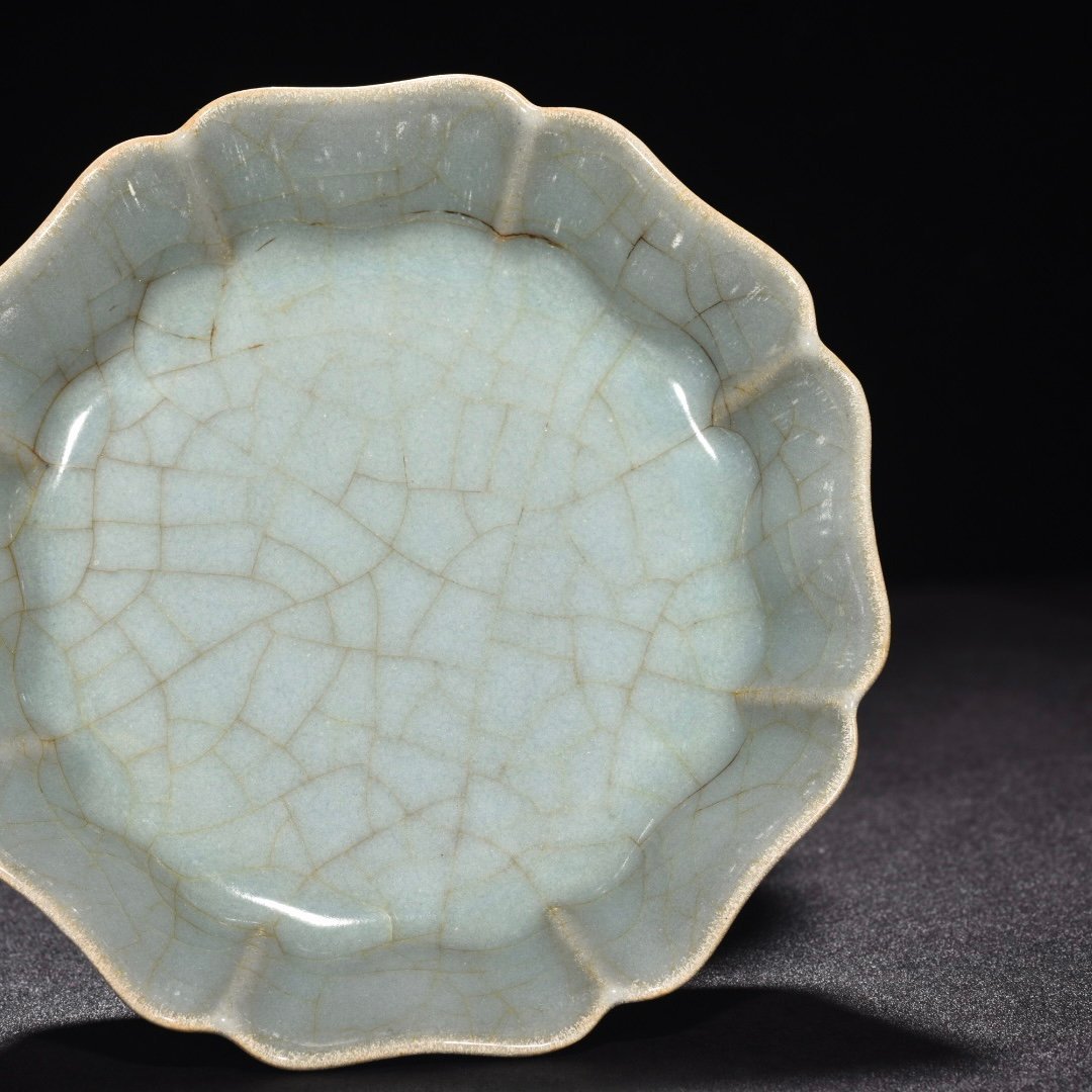 Song Dynasty official kiln celadon Kui Kou wash