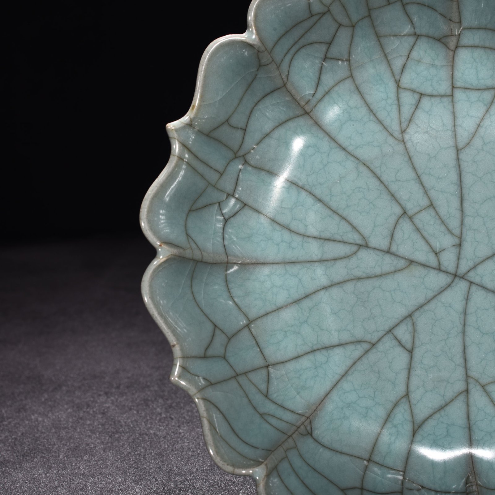 Song Dynasty official kiln celadon sunflower plate