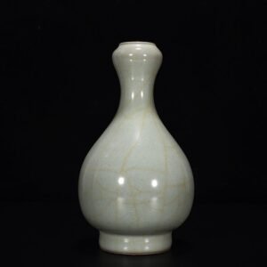 Song Dynasty official kiln celadon garlic vase
