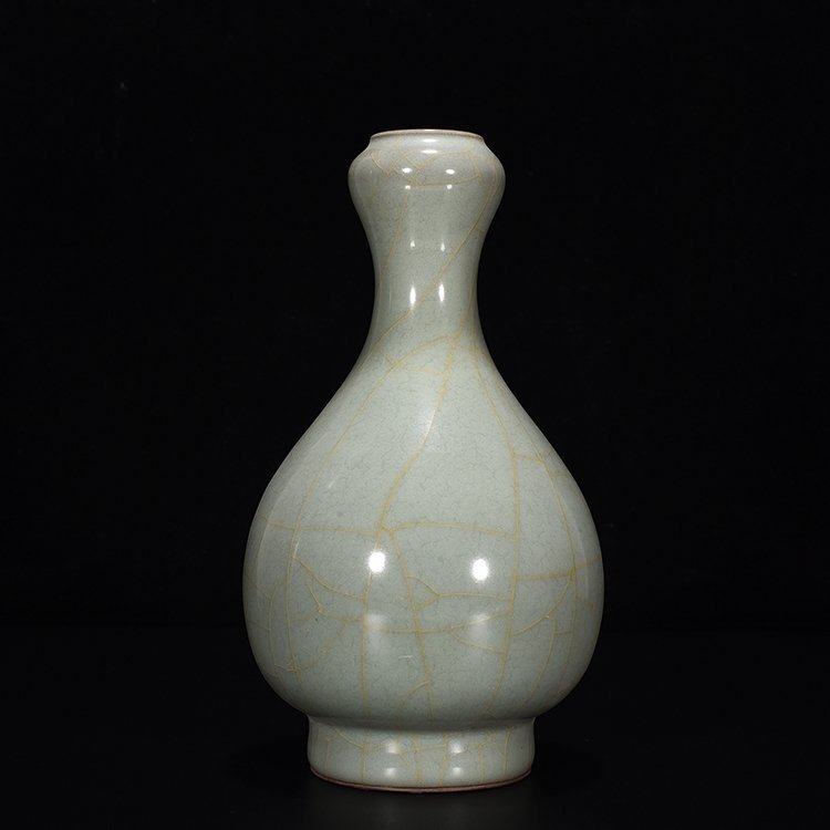Song Dynasty official kiln celadon garlic vase