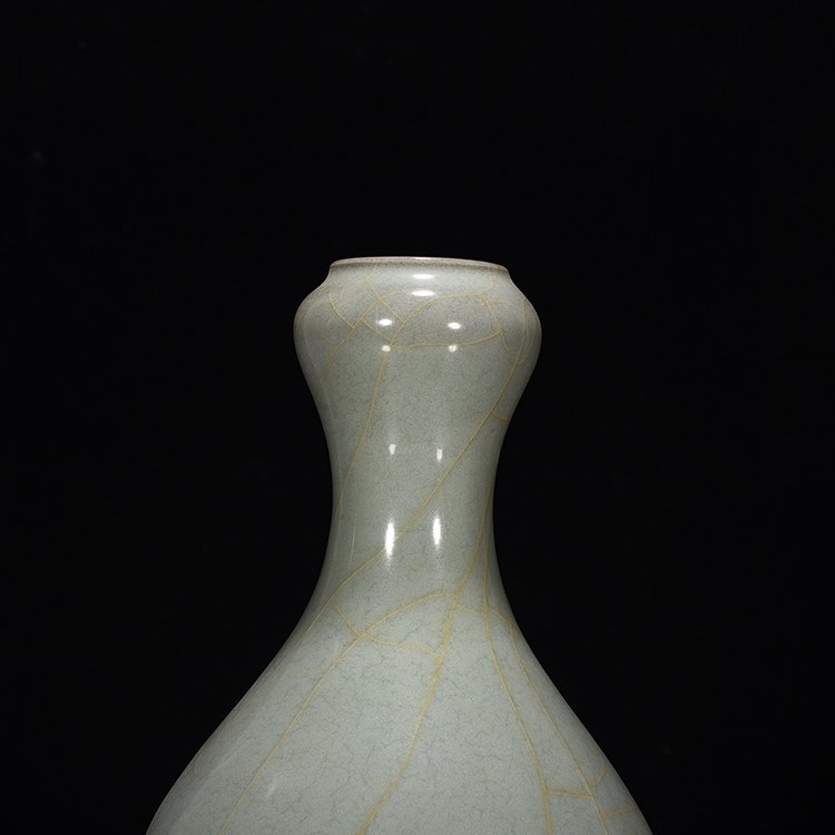 Song Dynasty official kiln celadon garlic vase