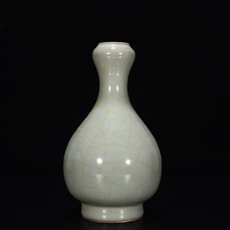 Song Dynasty official kiln celadon garlic vase