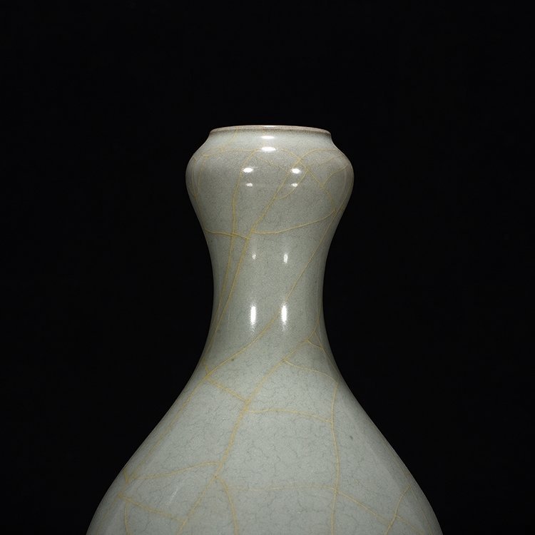 Song Dynasty official kiln celadon garlic vase