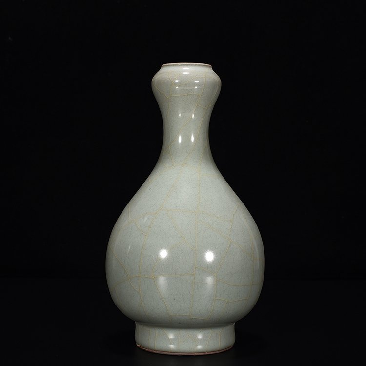 Song Dynasty official kiln celadon garlic vase