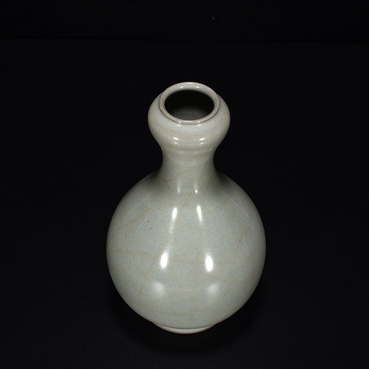 Song Dynasty official kiln celadon garlic vase
