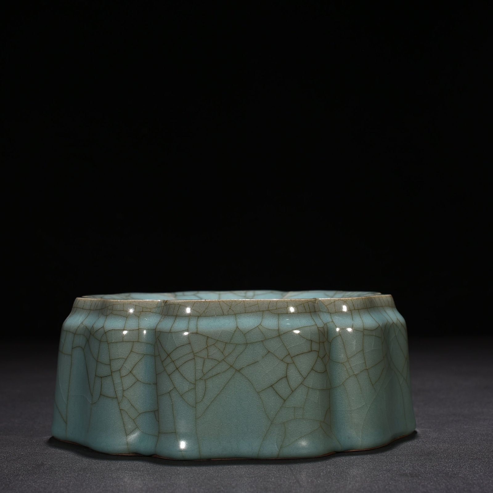 Song Dynasty official kiln celadon hexagonal box brush washer