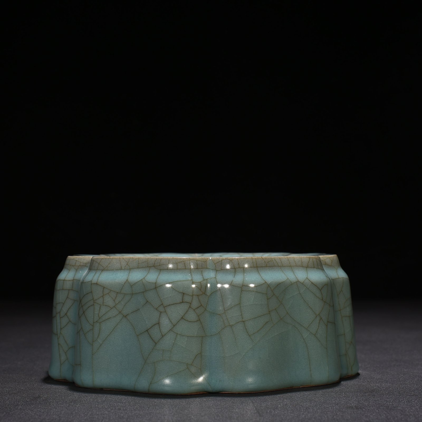 Song Dynasty official kiln celadon hexagonal box brush washer