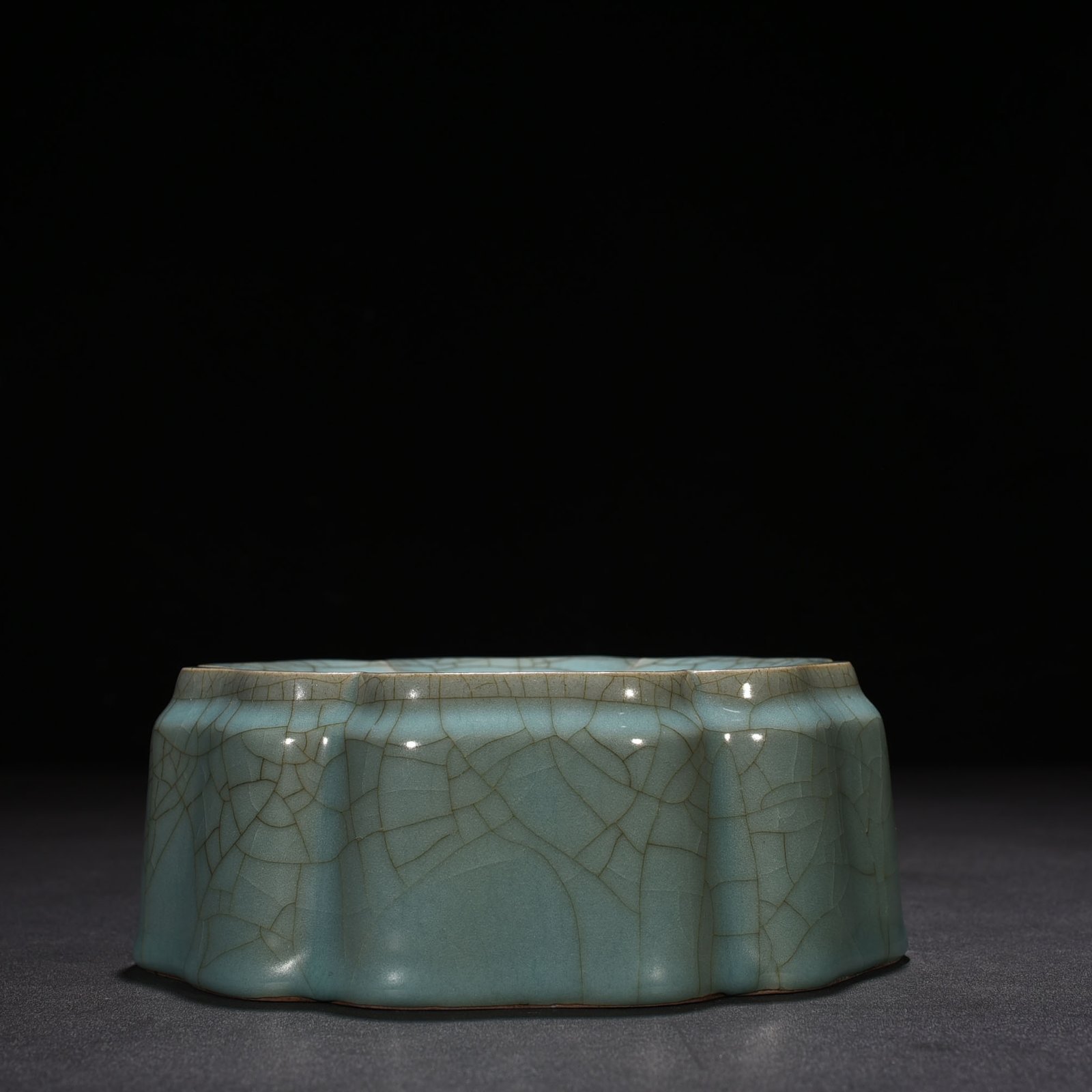 Song Dynasty official kiln celadon hexagonal box brush washer