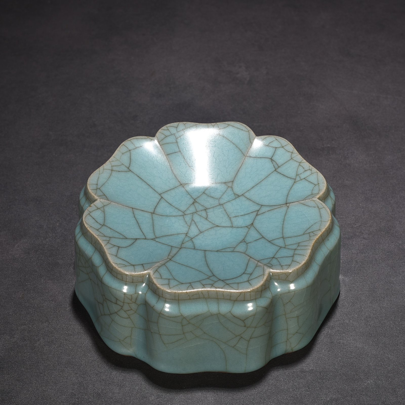 Song Dynasty official kiln celadon hexagonal box brush washer