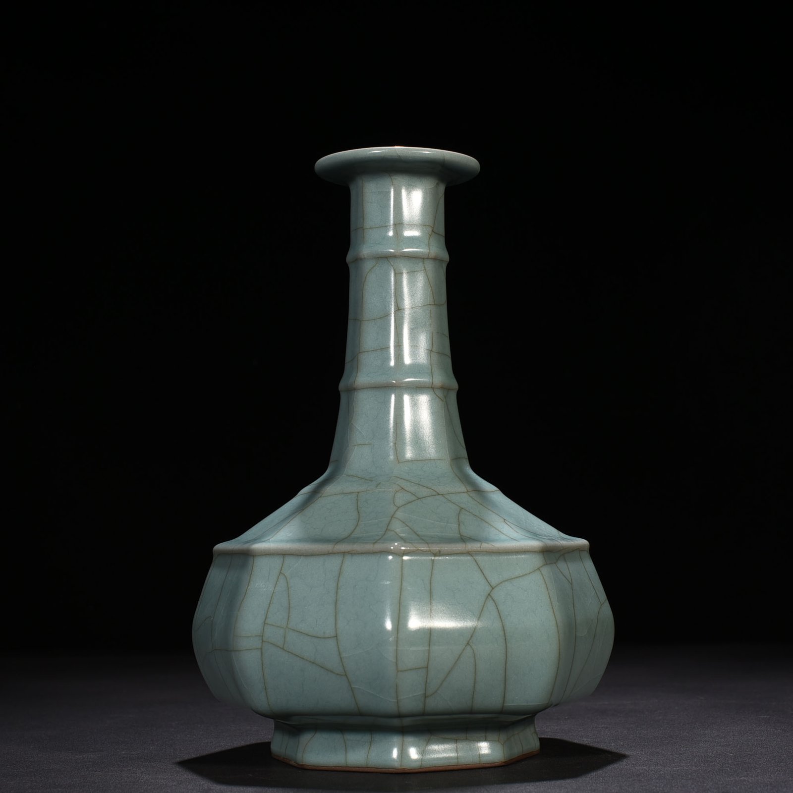 Song Dynasty official kiln celadon dazzling pattern octagonal plate mouth vase