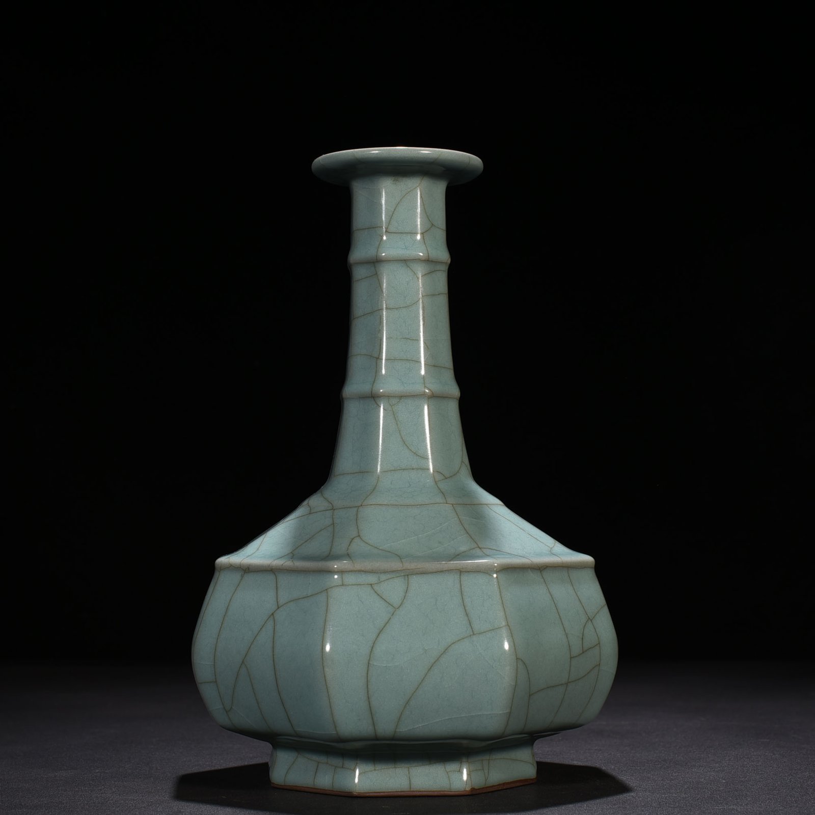 Song Dynasty official kiln celadon dazzling pattern octagonal plate mouth vase