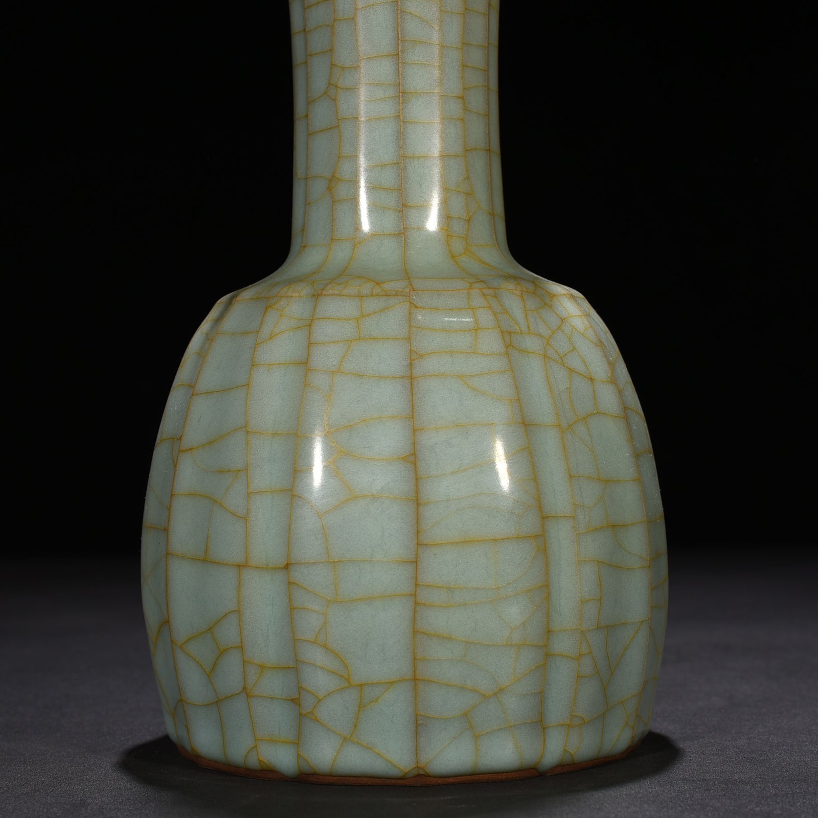 Song Dynasty official kiln celadon glazed melon rattle bell vase