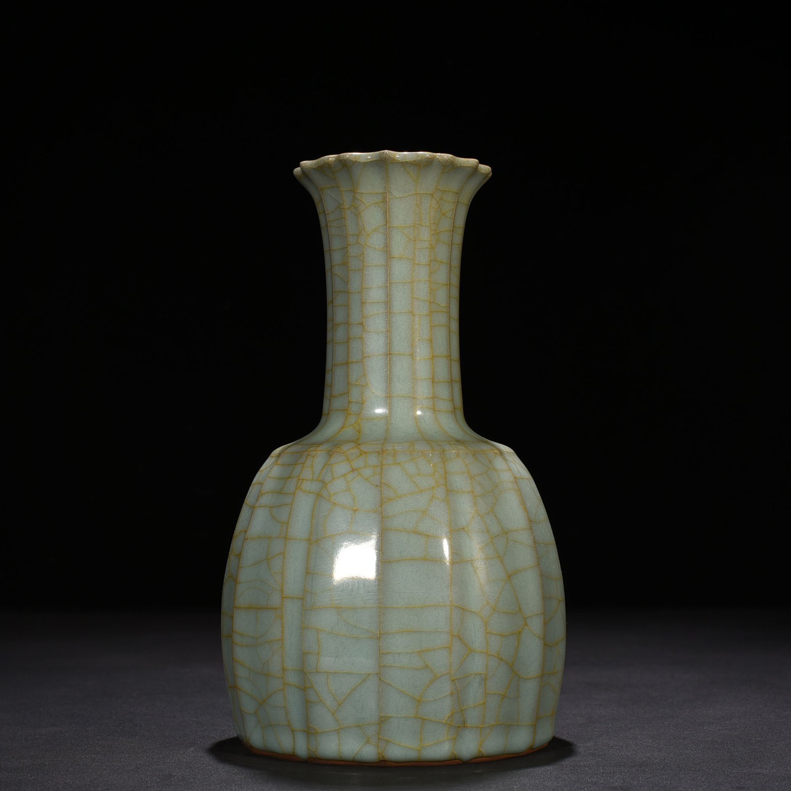 Song Dynasty official kiln celadon glazed melon rattle bell vase