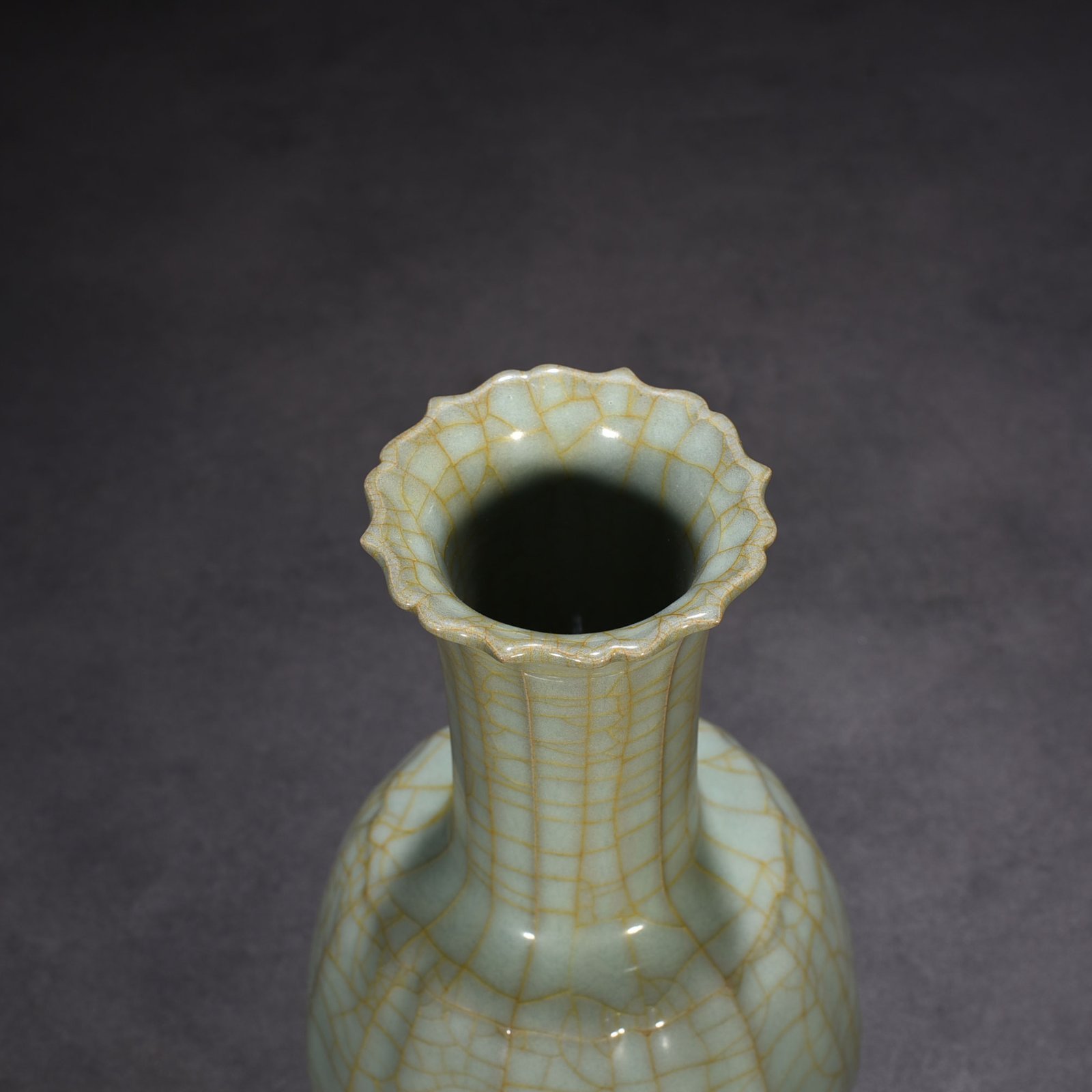 Song Dynasty official kiln celadon glazed melon rattle bell vase
