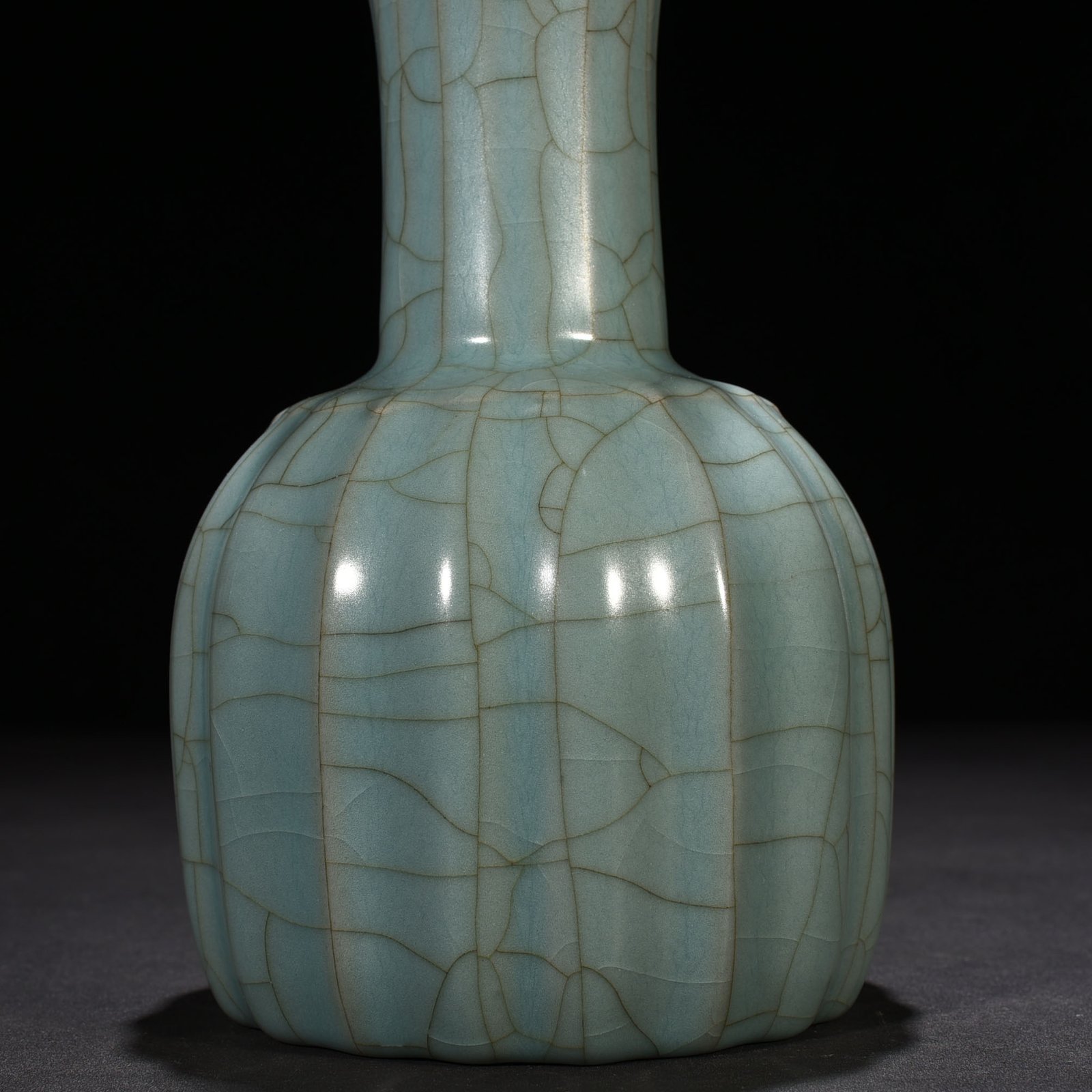 Song Dynasty official kiln green glaze melon fluted flower mouth vase rattle vase