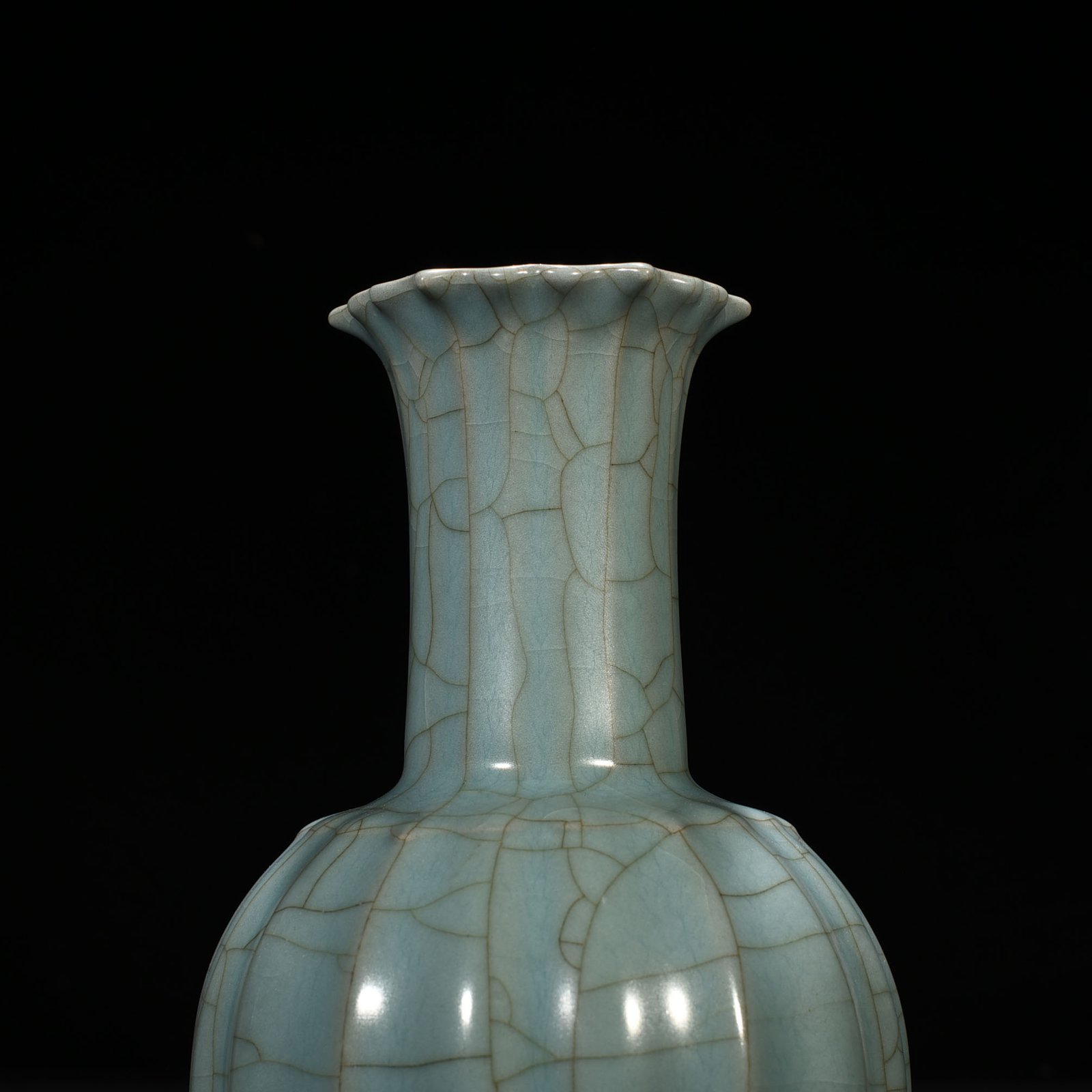 Song Dynasty official kiln green glaze melon fluted flower mouth vase rattle vase