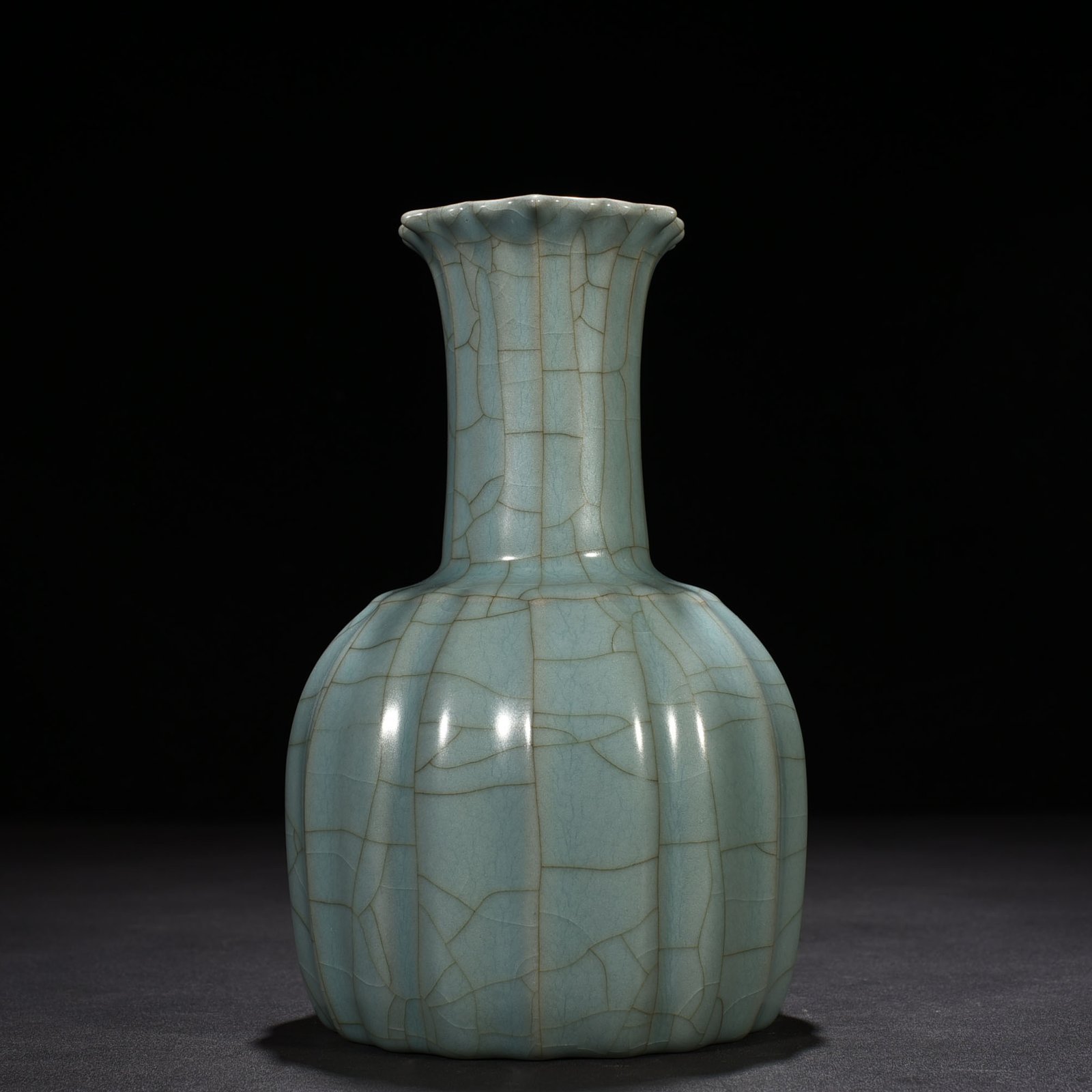 Song Dynasty official kiln green glaze melon fluted flower mouth vase rattle vase