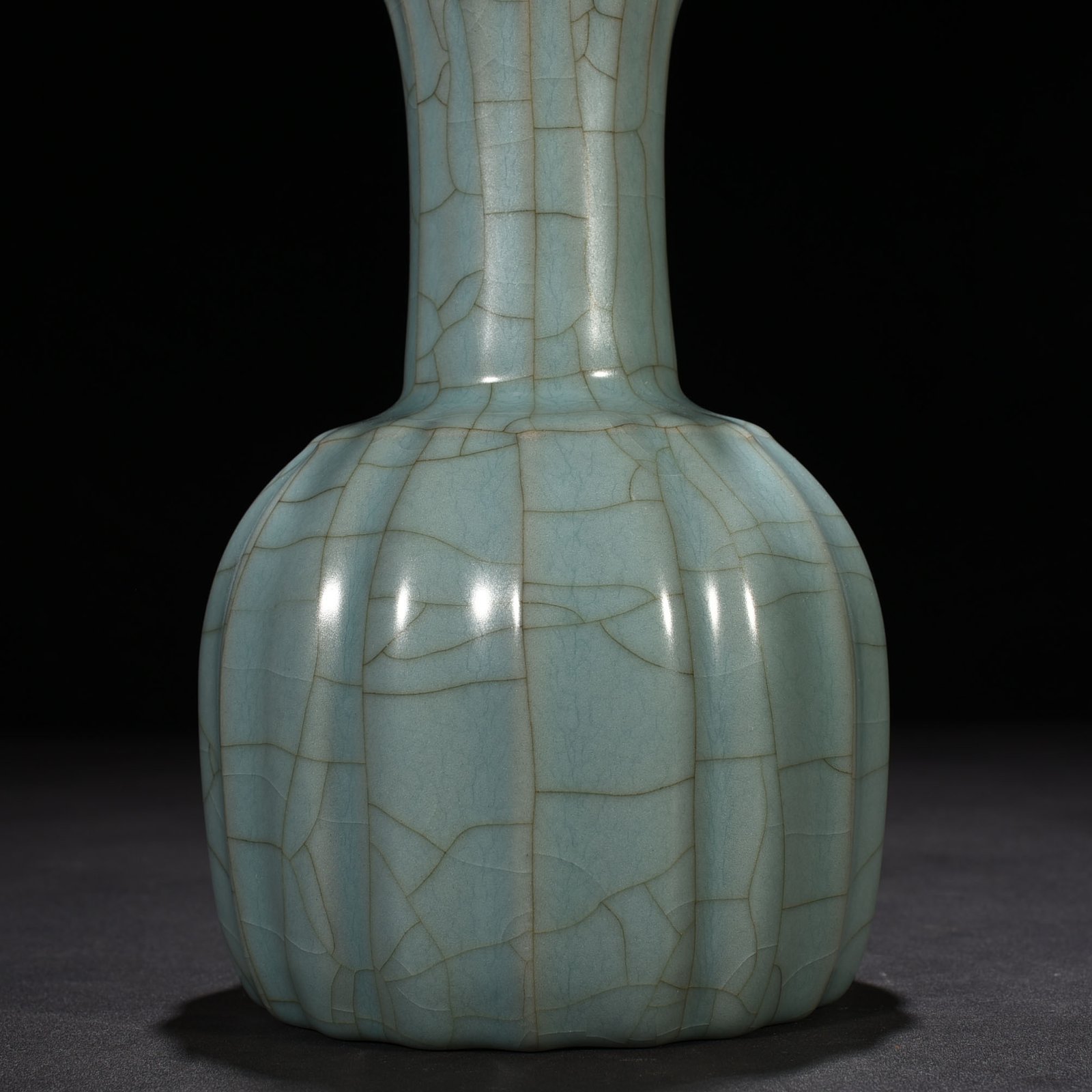 Song Dynasty official kiln green glaze melon fluted flower mouth vase rattle vase