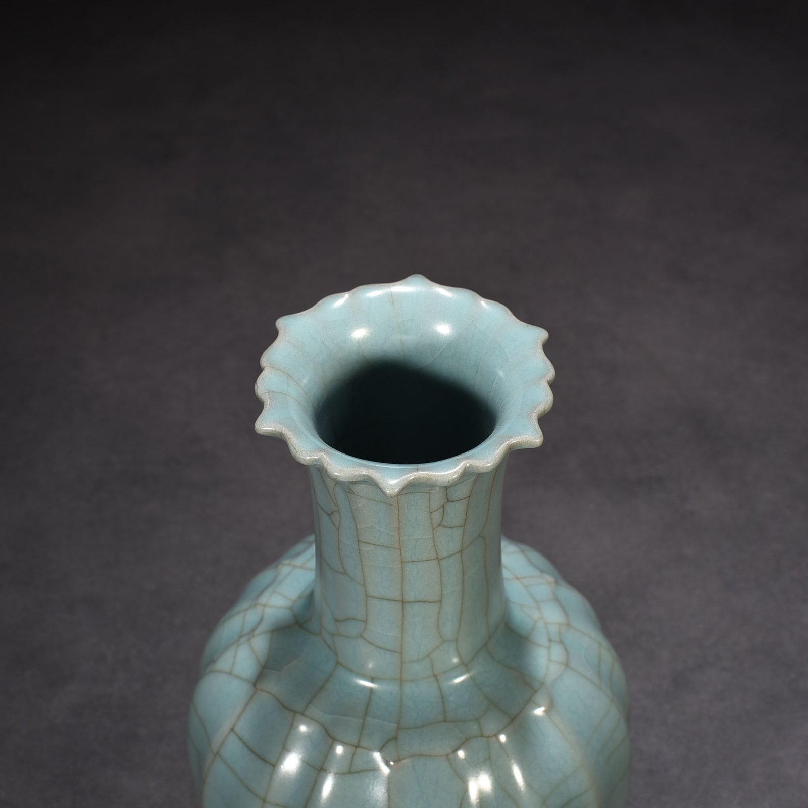 Song Dynasty official kiln green glaze melon fluted flower mouth vase rattle vase