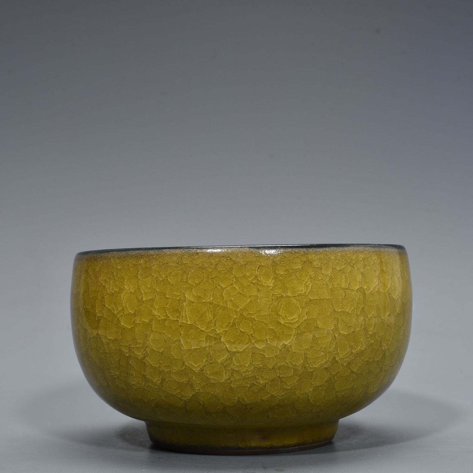Song Dynasty official kiln yellow glaze ice cracked Arhat bowl
