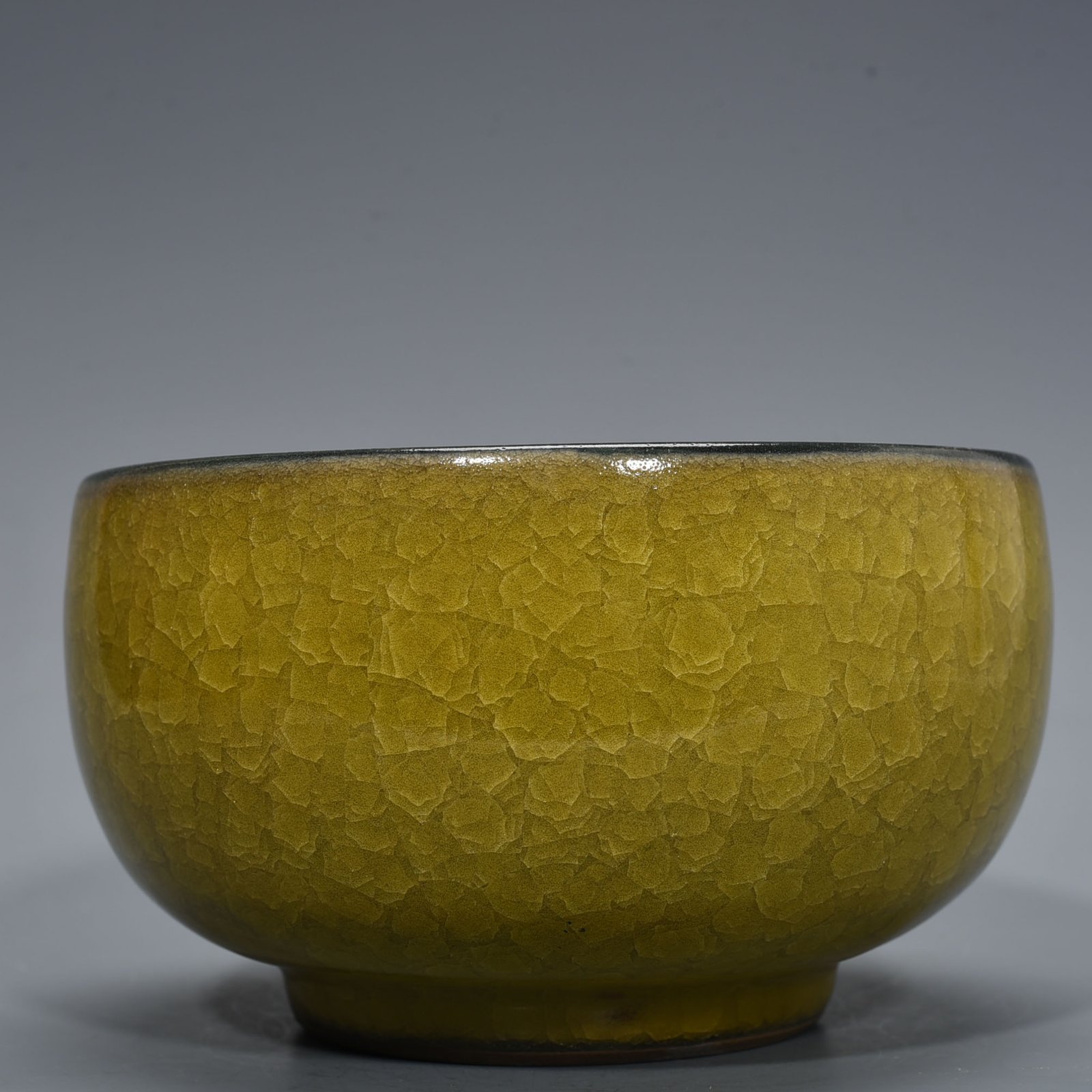 Song Dynasty official kiln yellow glaze ice cracked Arhat bowl