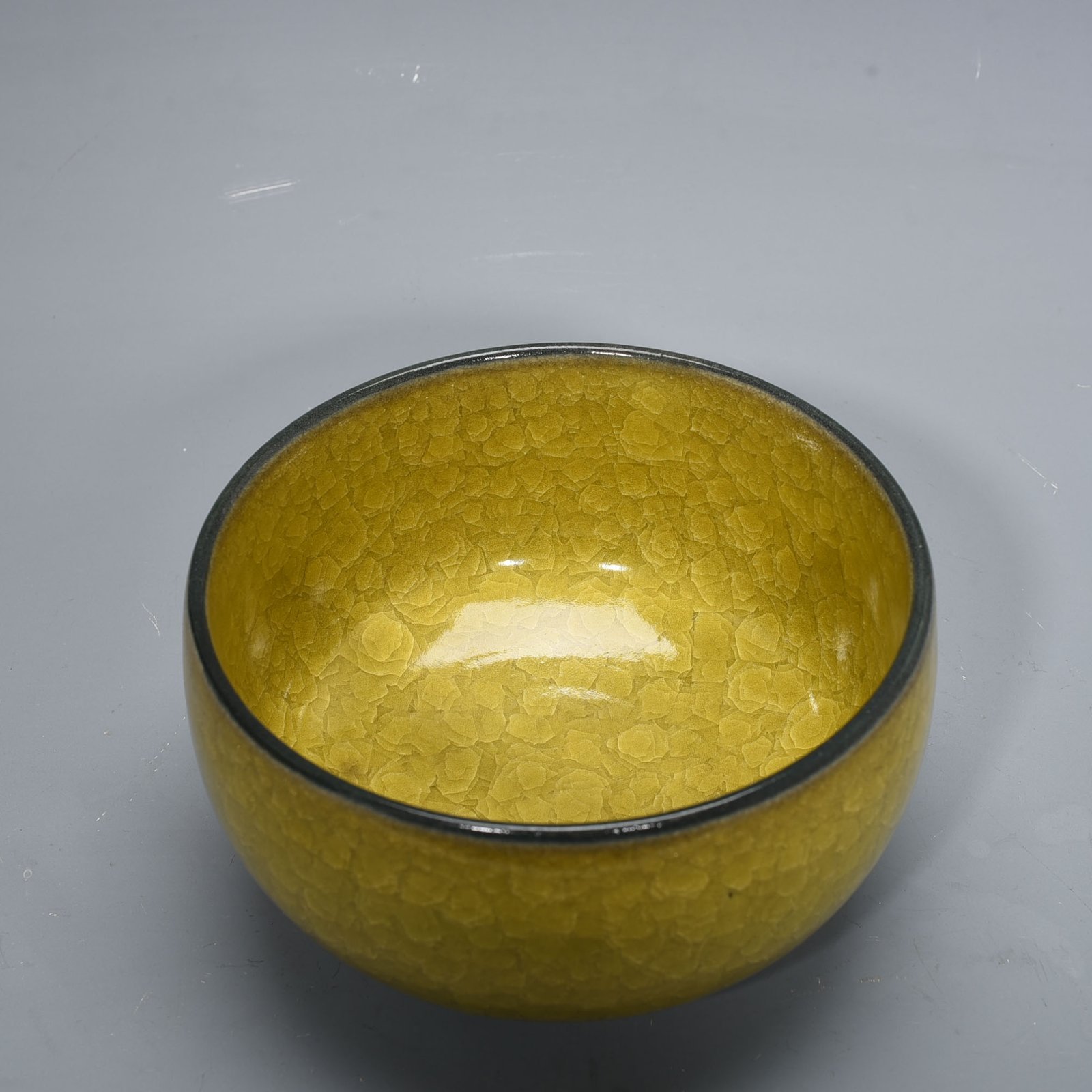 Song Dynasty official kiln yellow glaze ice cracked Arhat bowl