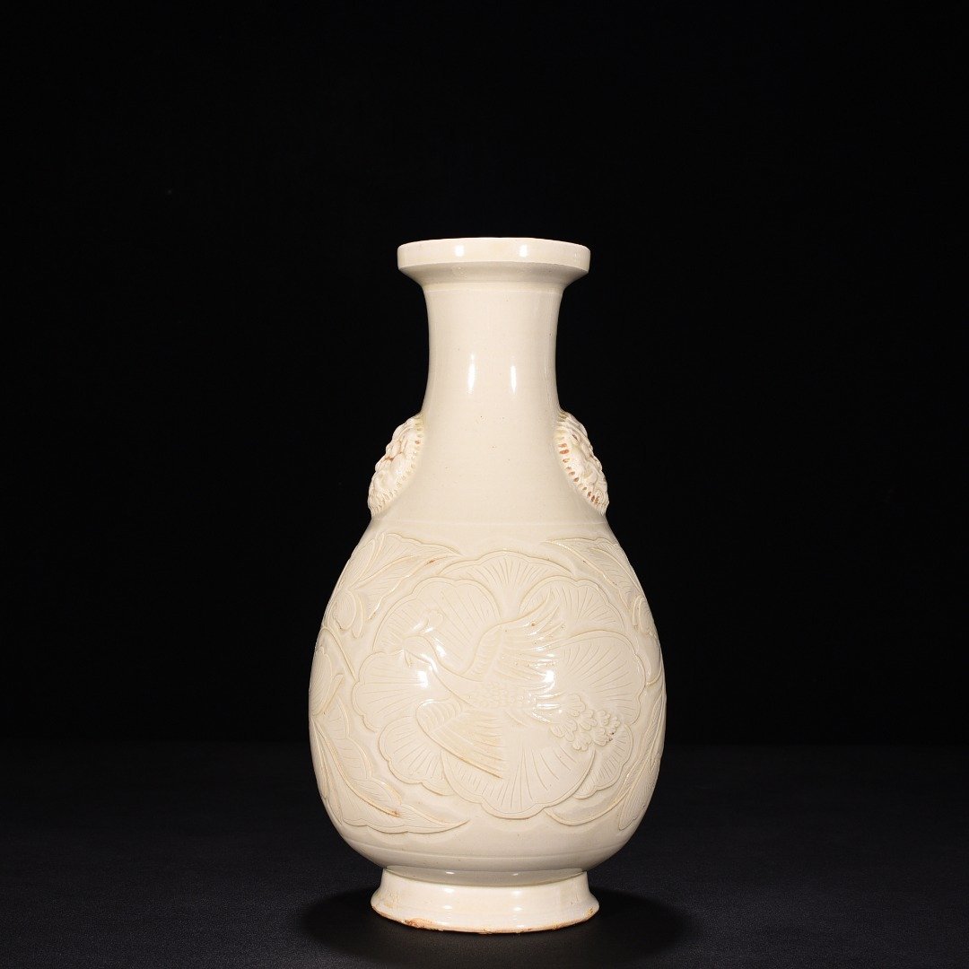 Song Dynasty Ding kiln carved peony flower and phoenix pattern dish vase