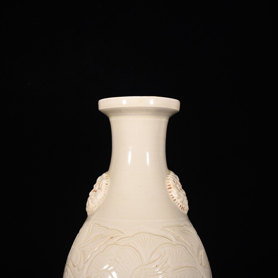 Song Dynasty Ding kiln carved peony flower and phoenix pattern dish vase