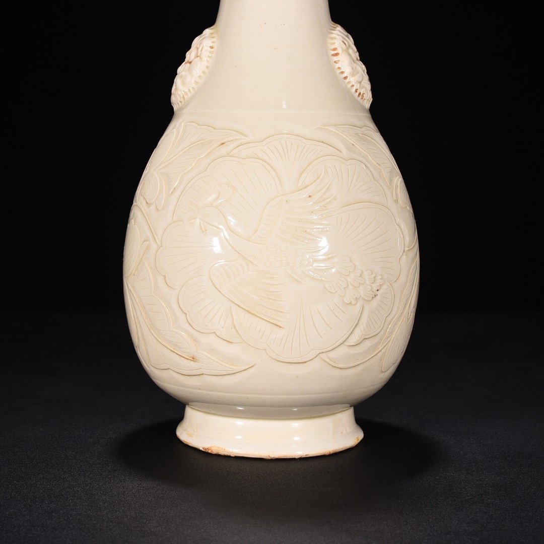 Song Dynasty Ding kiln carved peony flower and phoenix pattern dish vase