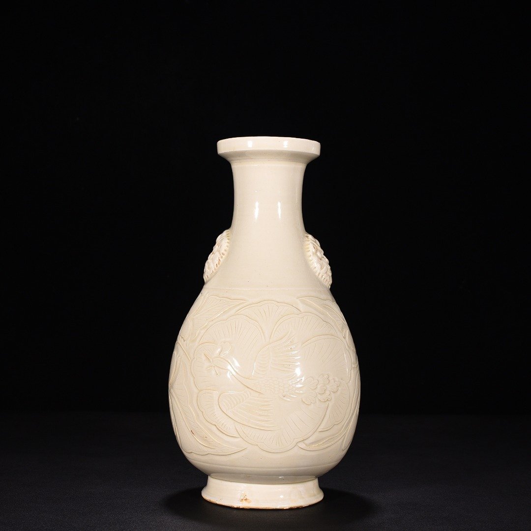 Song Dynasty Ding kiln carved peony flower and phoenix pattern dish vase