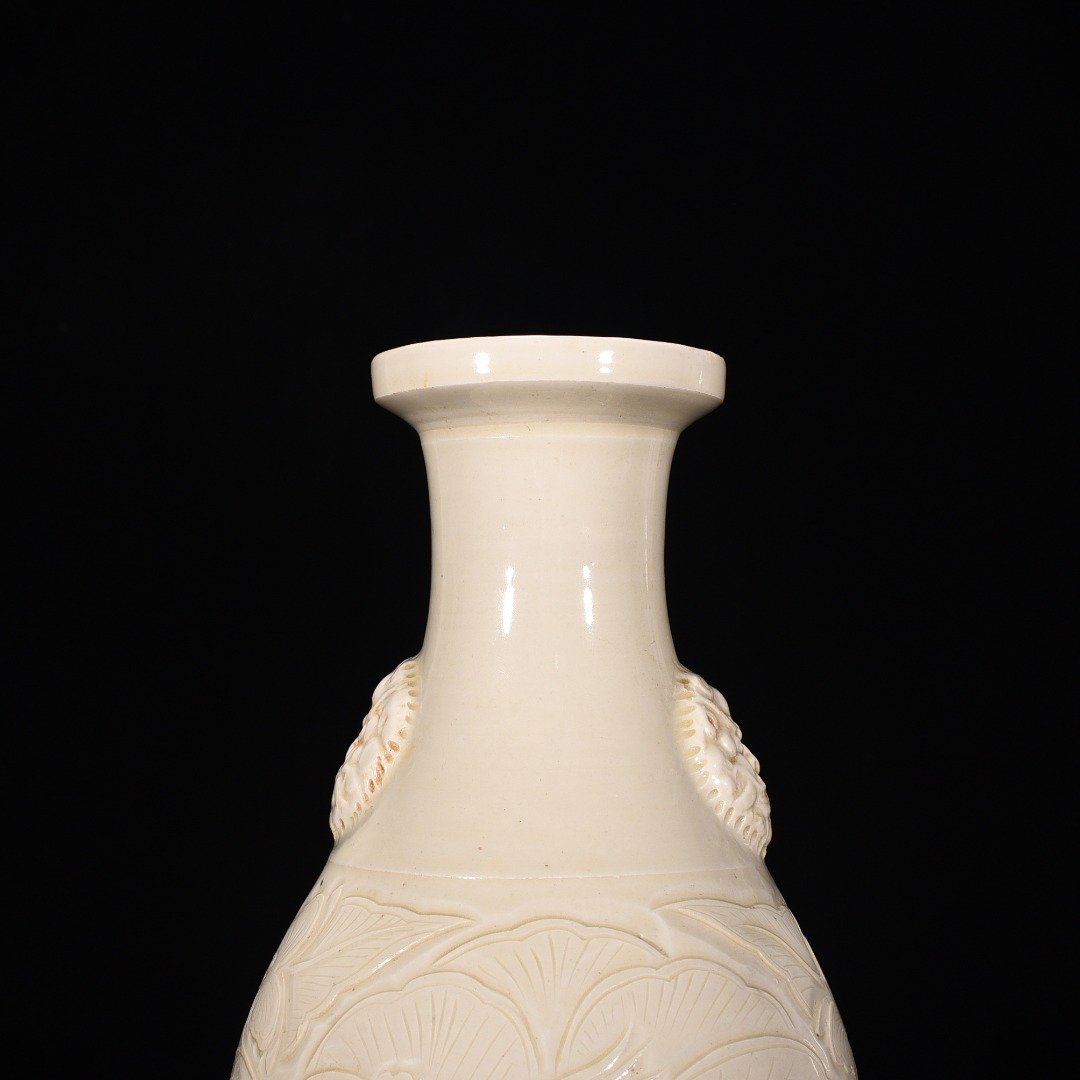 Song Dynasty Ding kiln carved peony flower and phoenix pattern dish vase