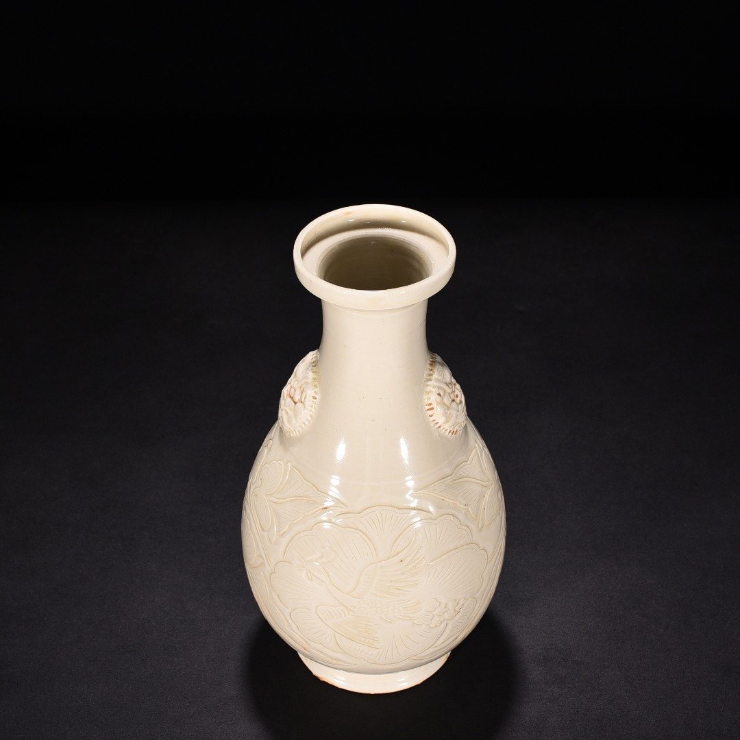 Song Dynasty Ding kiln carved peony flower and phoenix pattern dish vase