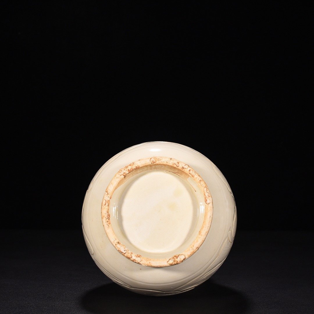 Song Dynasty Ding kiln carved peony flower and phoenix pattern dish vase