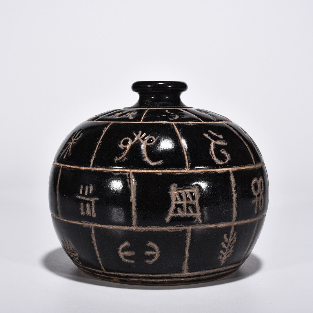 Song Dynasty Ding kiln carved oracle bone inscription Tubo vase