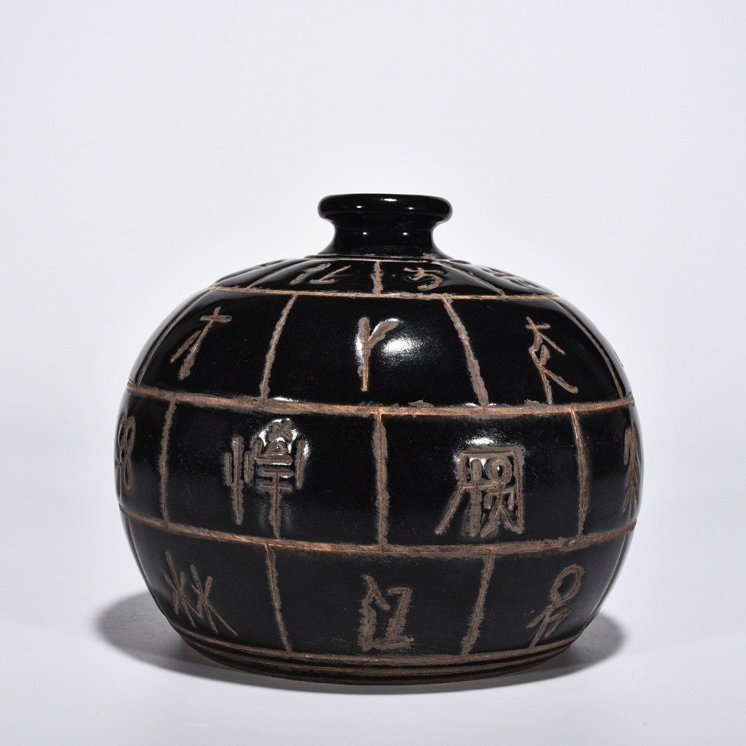 Song Dynasty Ding kiln carved oracle bone inscription Tubo vase