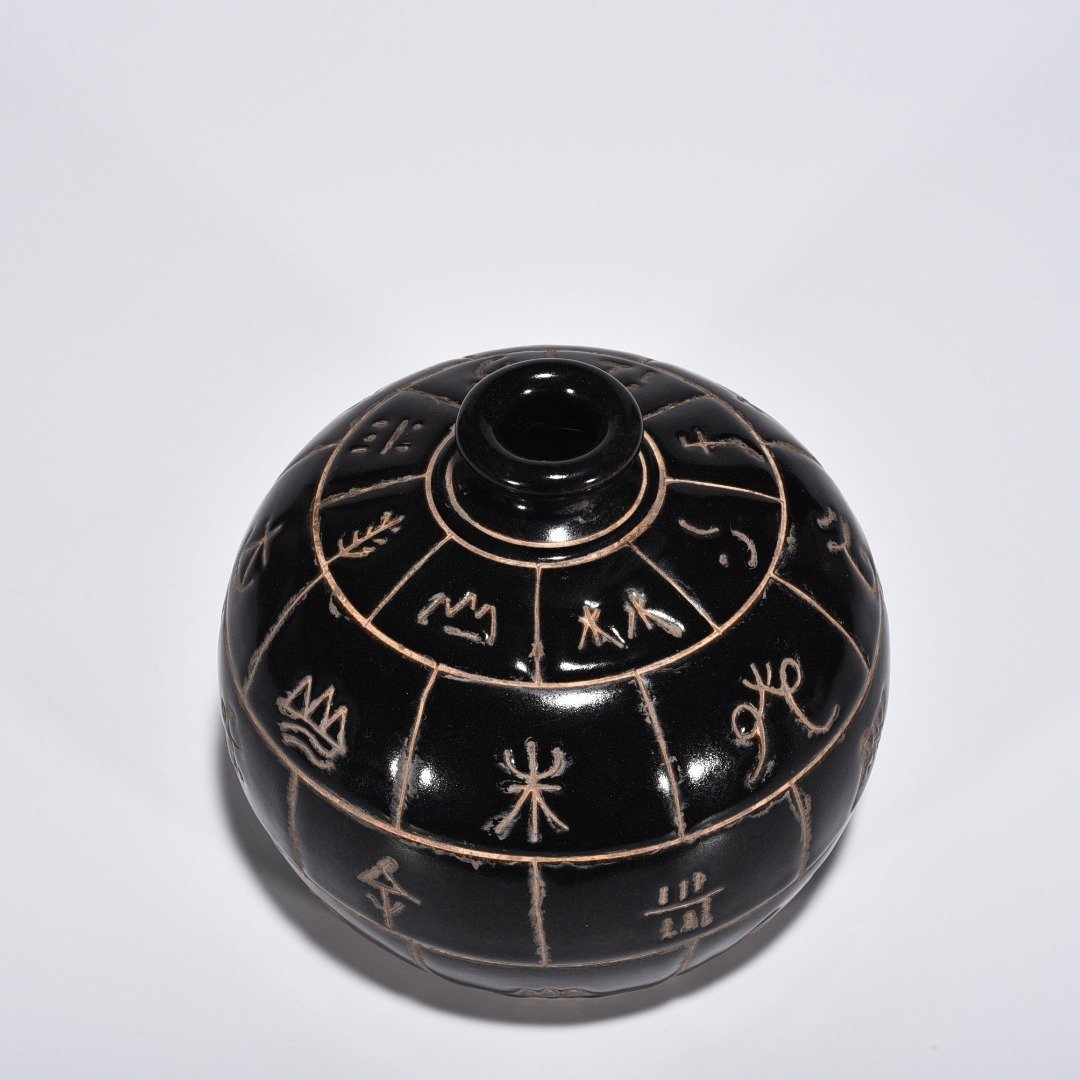 Song Dynasty Ding kiln carved oracle bone inscription Tubo vase