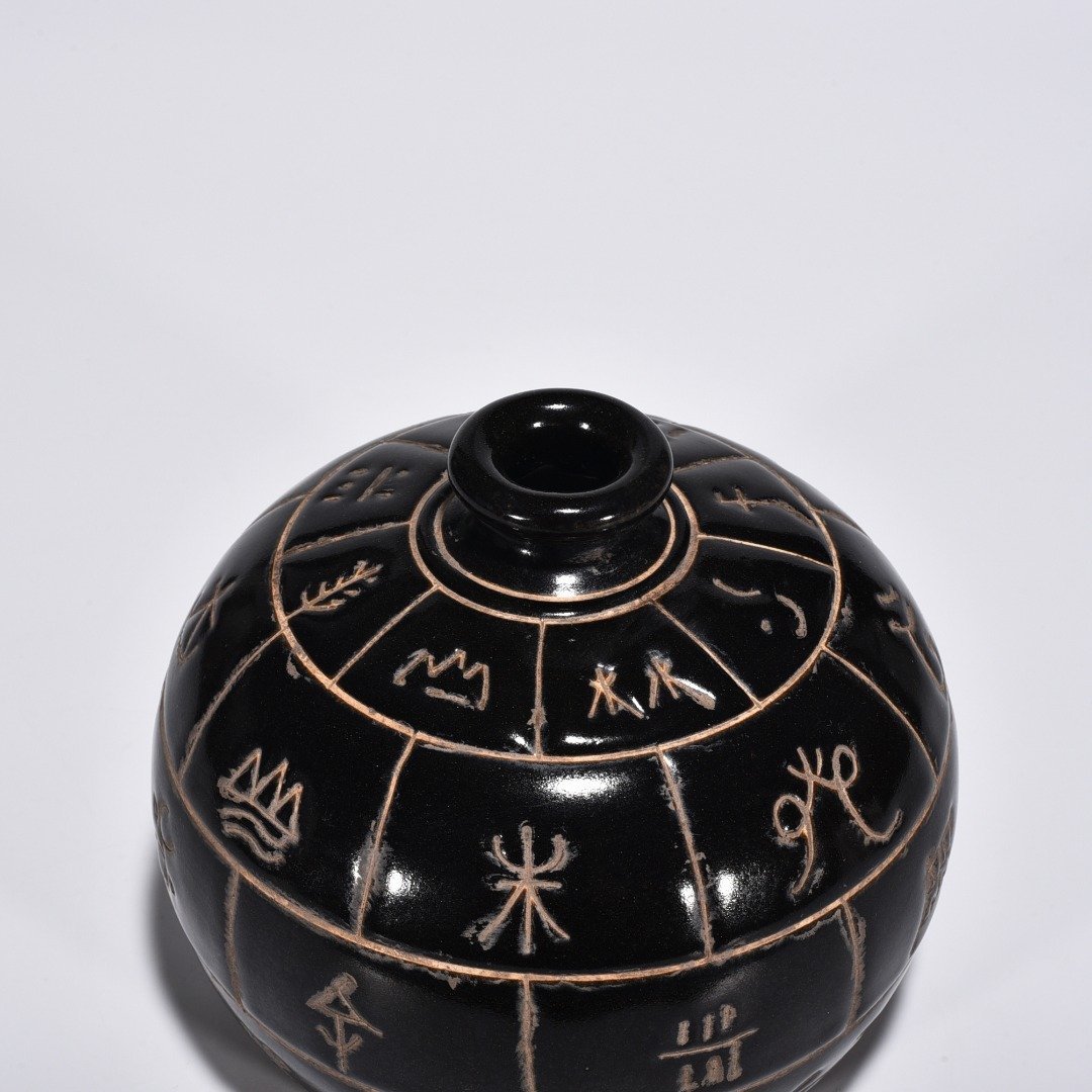 Song Dynasty Ding kiln carved oracle bone inscription Tubo vase