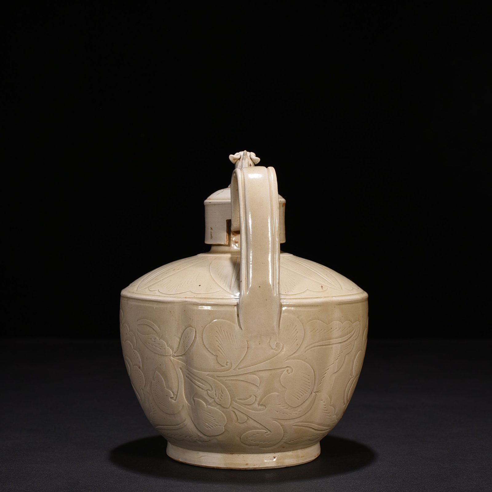 Song Dynasty Ding kiln carved peony pattern
