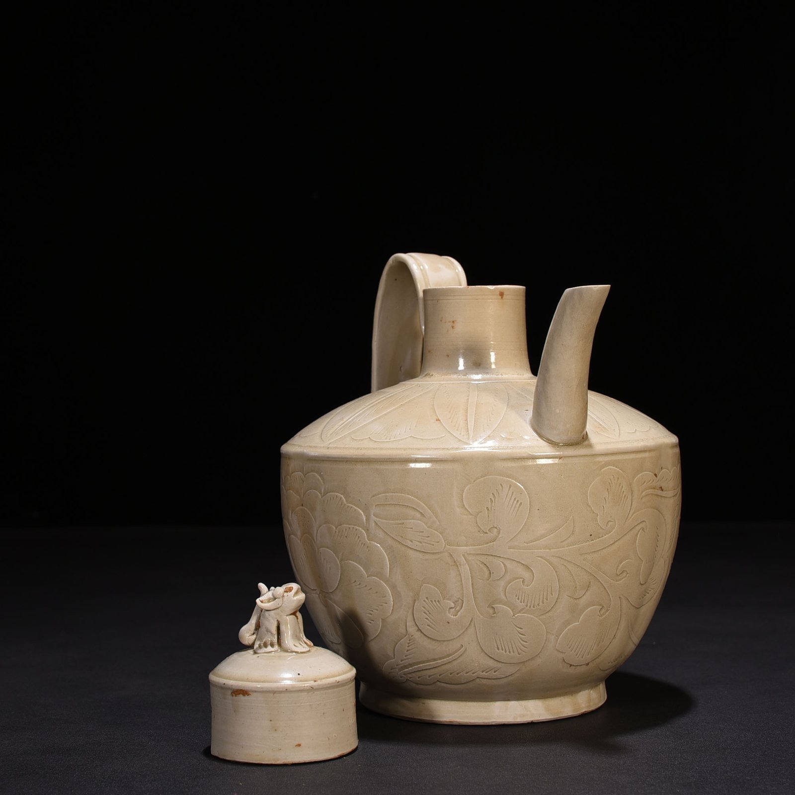 Song Dynasty Ding kiln carved peony pattern