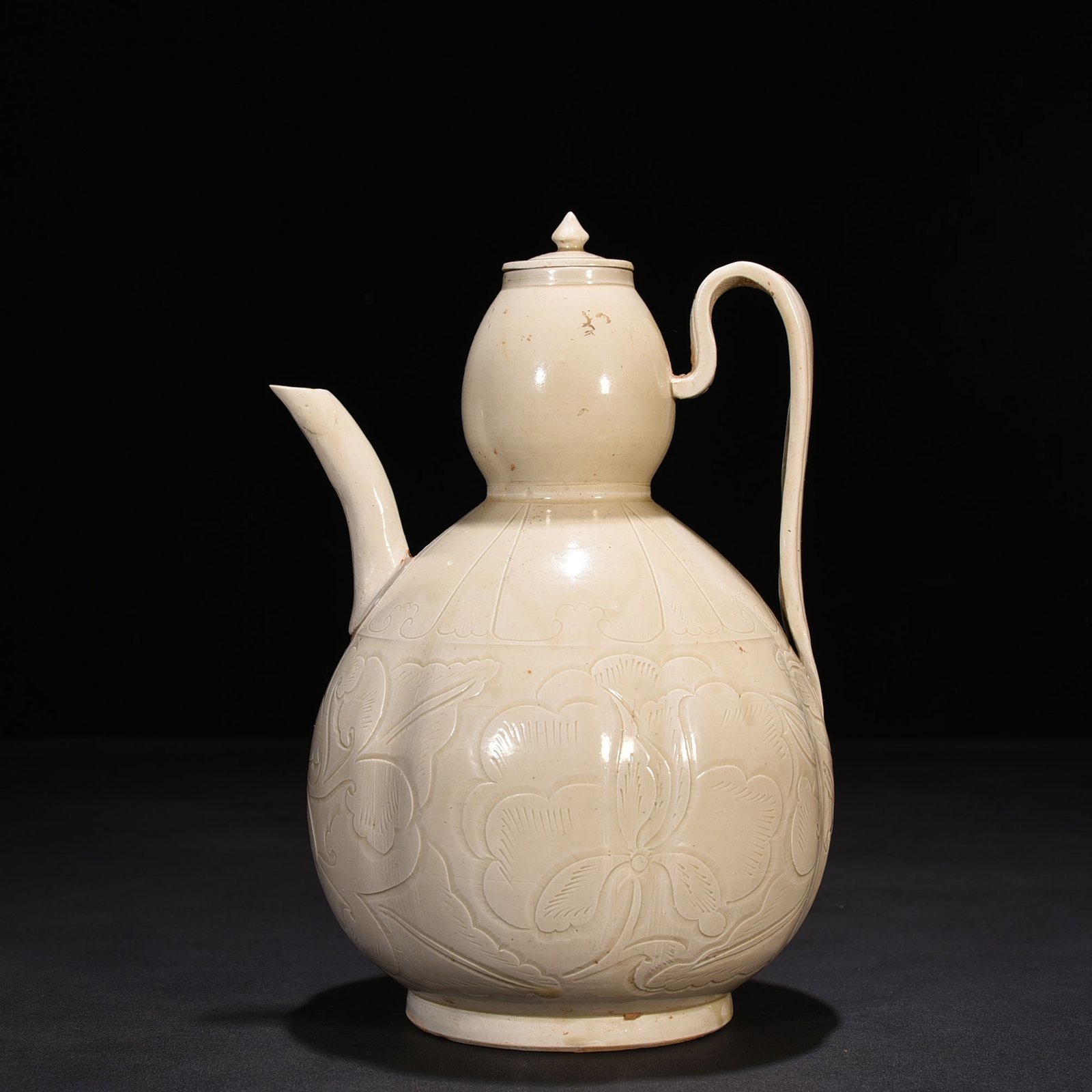 Song Dynasty Ding kiln carved gourd holding pot