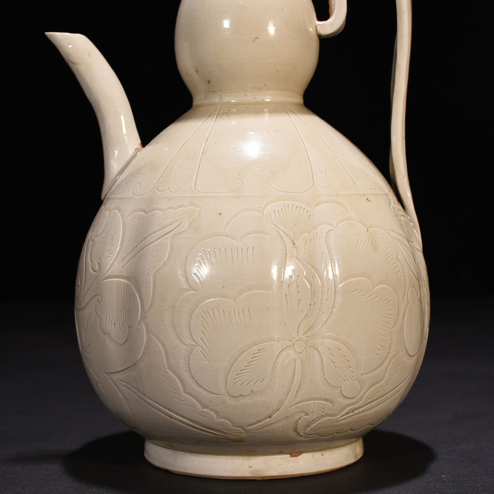 Song Dynasty Ding kiln carved gourd holding pot