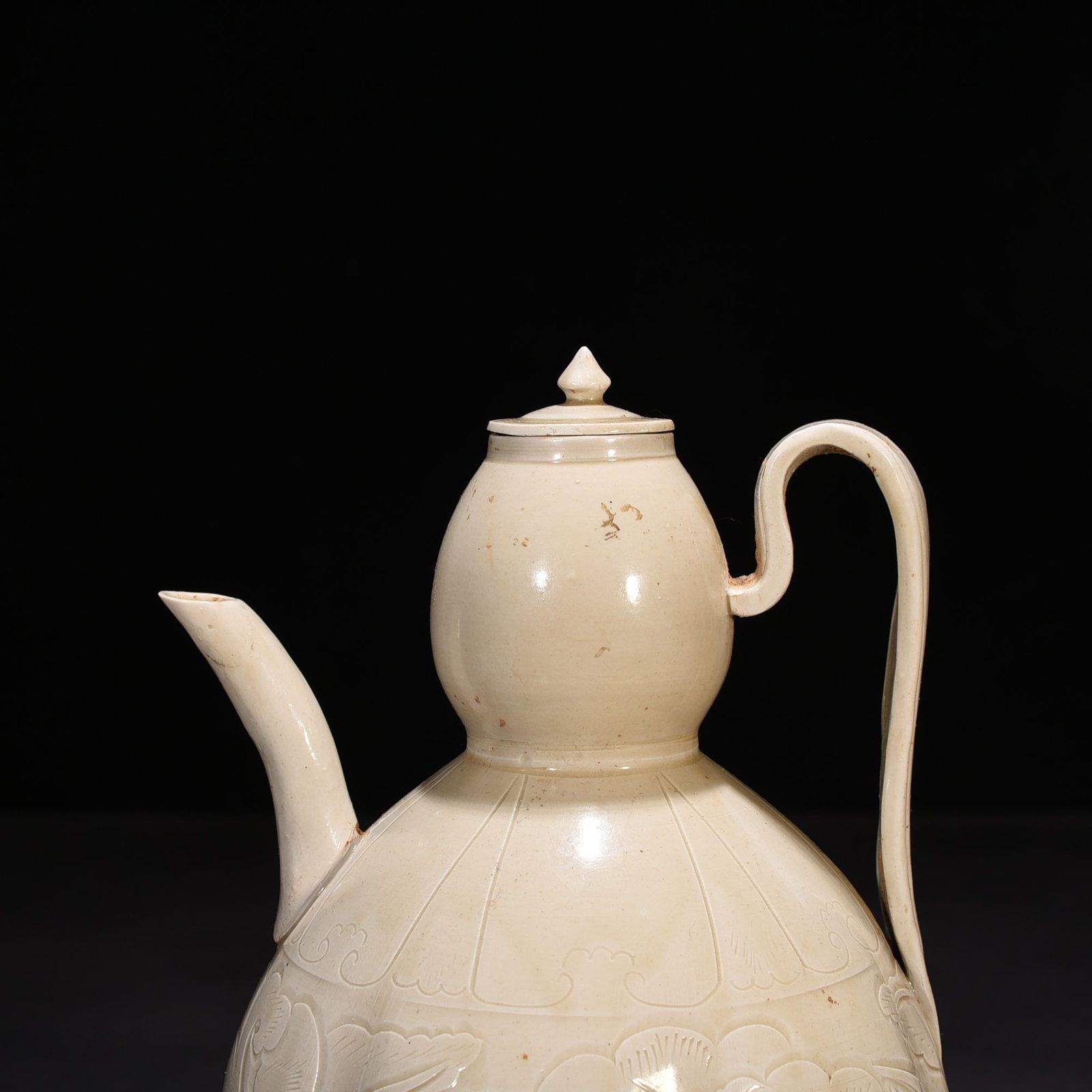 Song Dynasty Ding kiln carved gourd holding pot