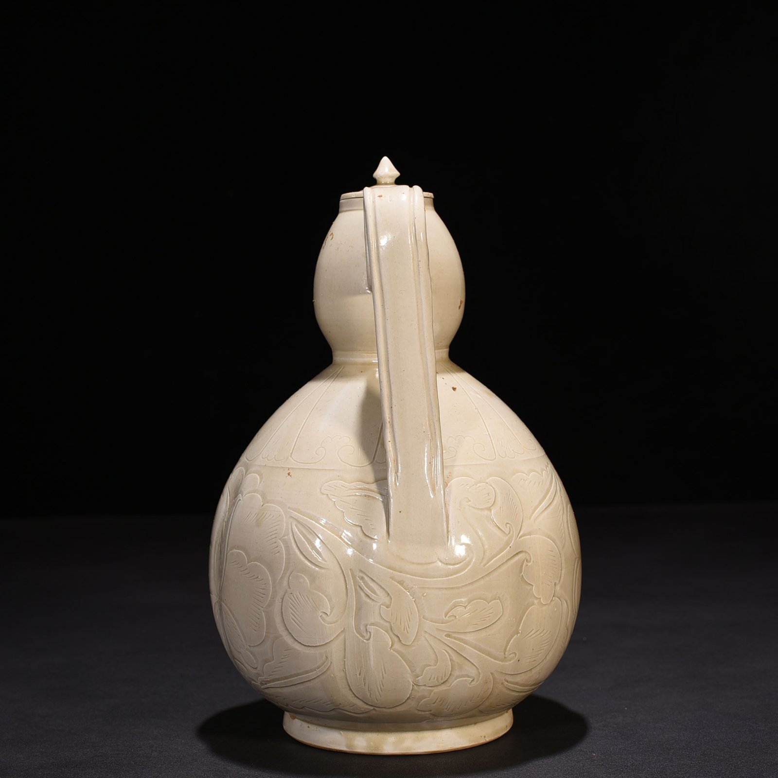 Song Dynasty Ding kiln carved gourd holding pot