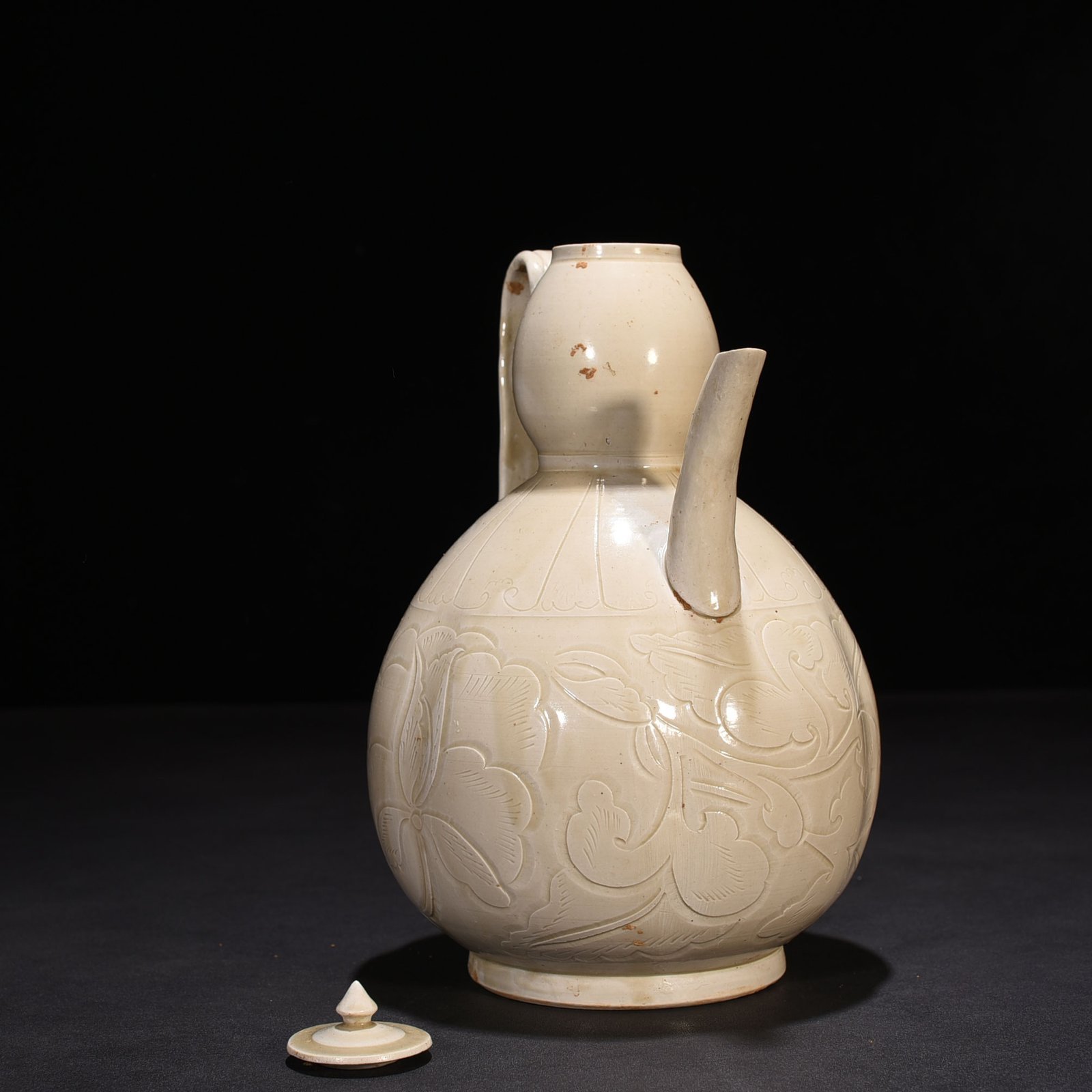 Song Dynasty Ding kiln carved gourd holding pot