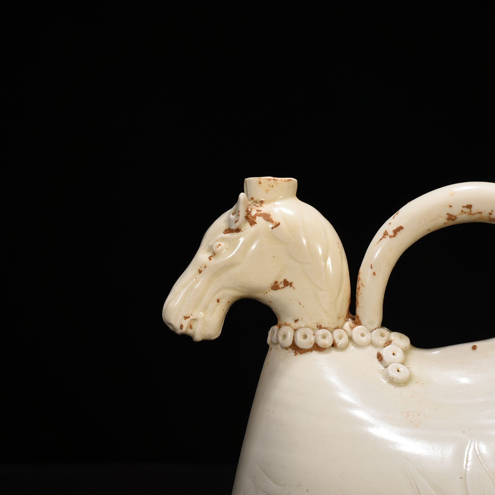 Song Dynasty Ding kiln carved flower pattern horse head leather bag