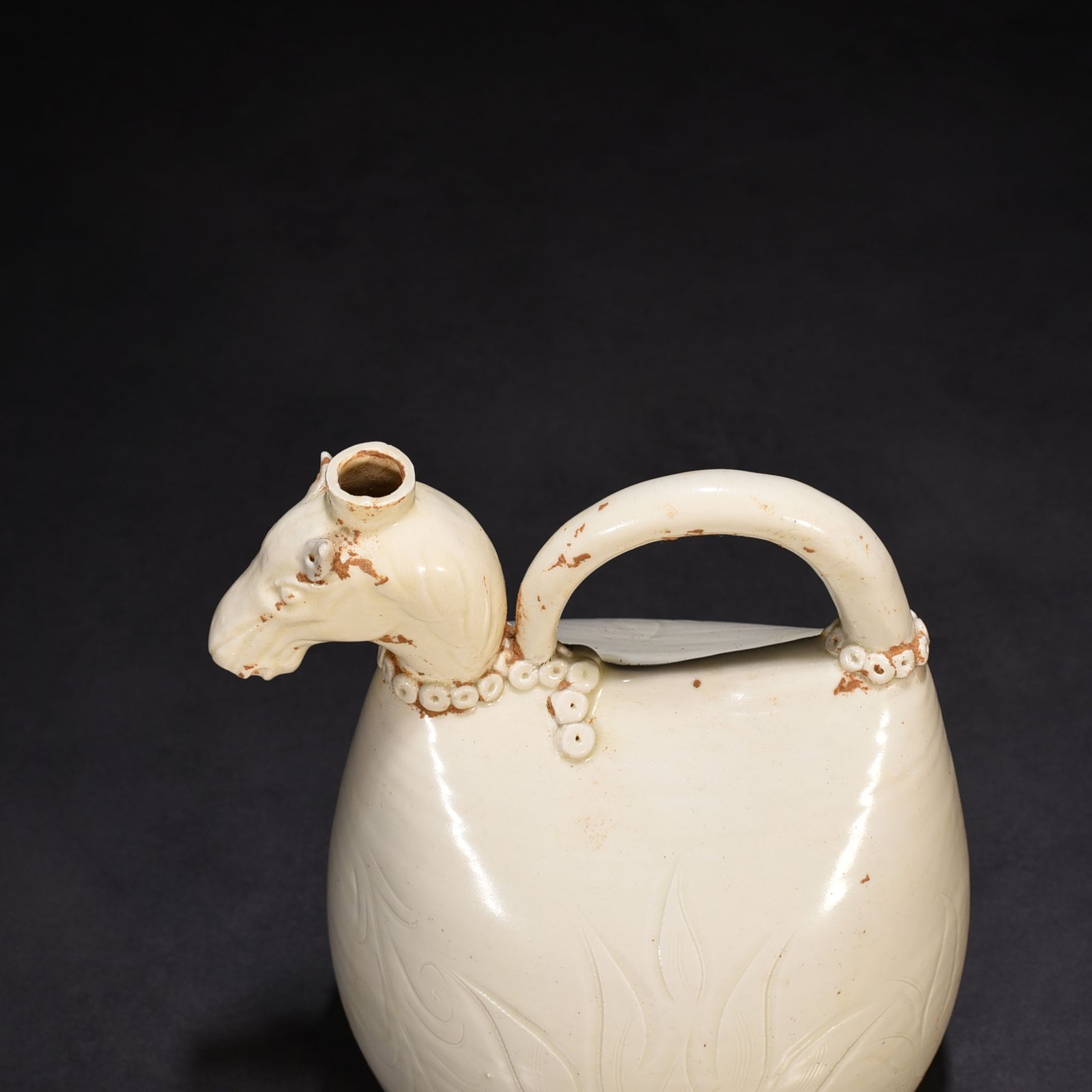 Song Dynasty Ding kiln carved flower pattern horse head leather bag