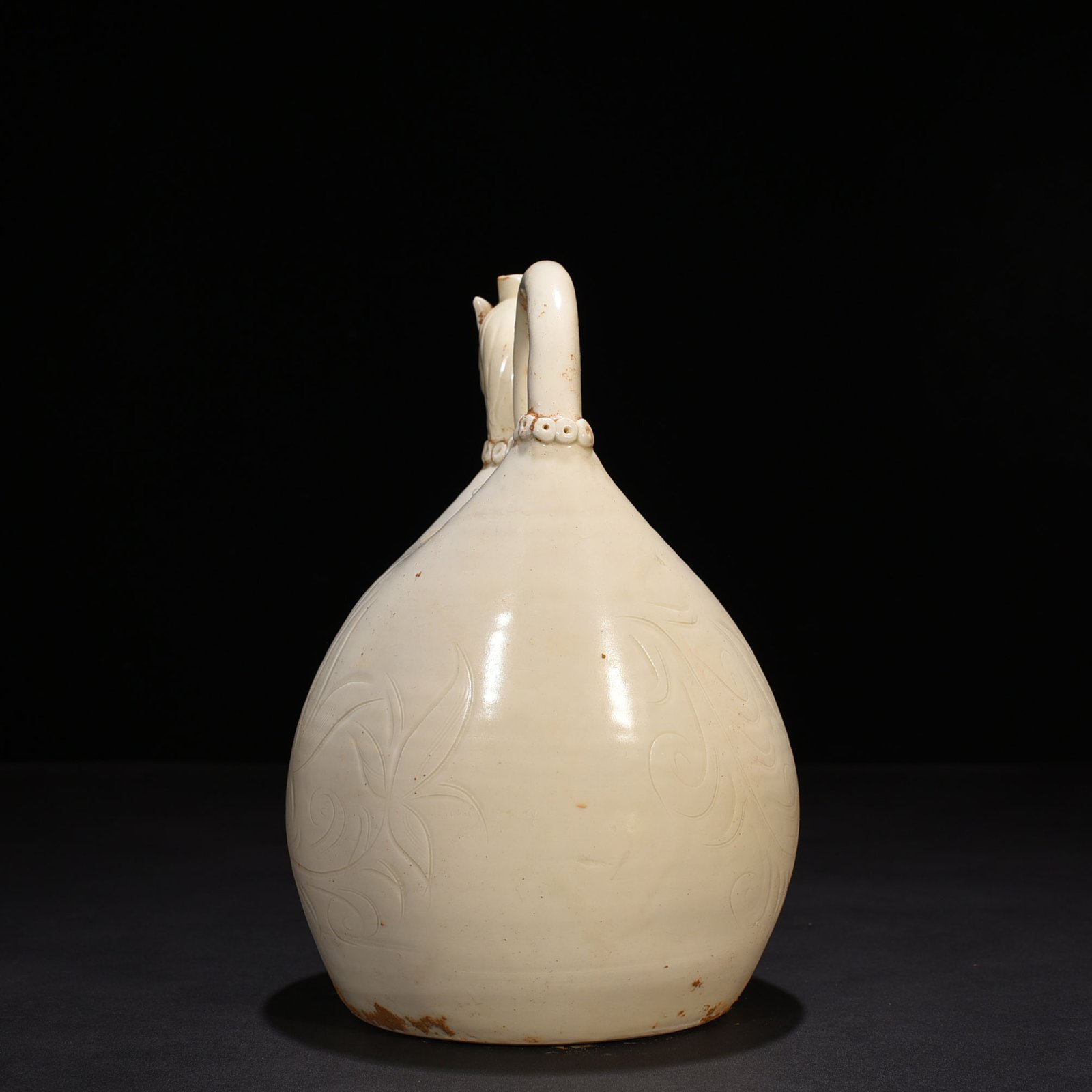 Song Dynasty Ding kiln carved flower pattern horse head leather bag