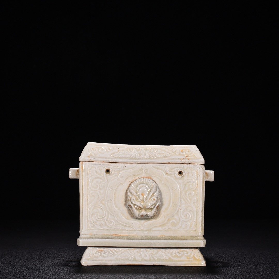 Song Dynasty Ding kiln carved flower and dragon pattern food box
