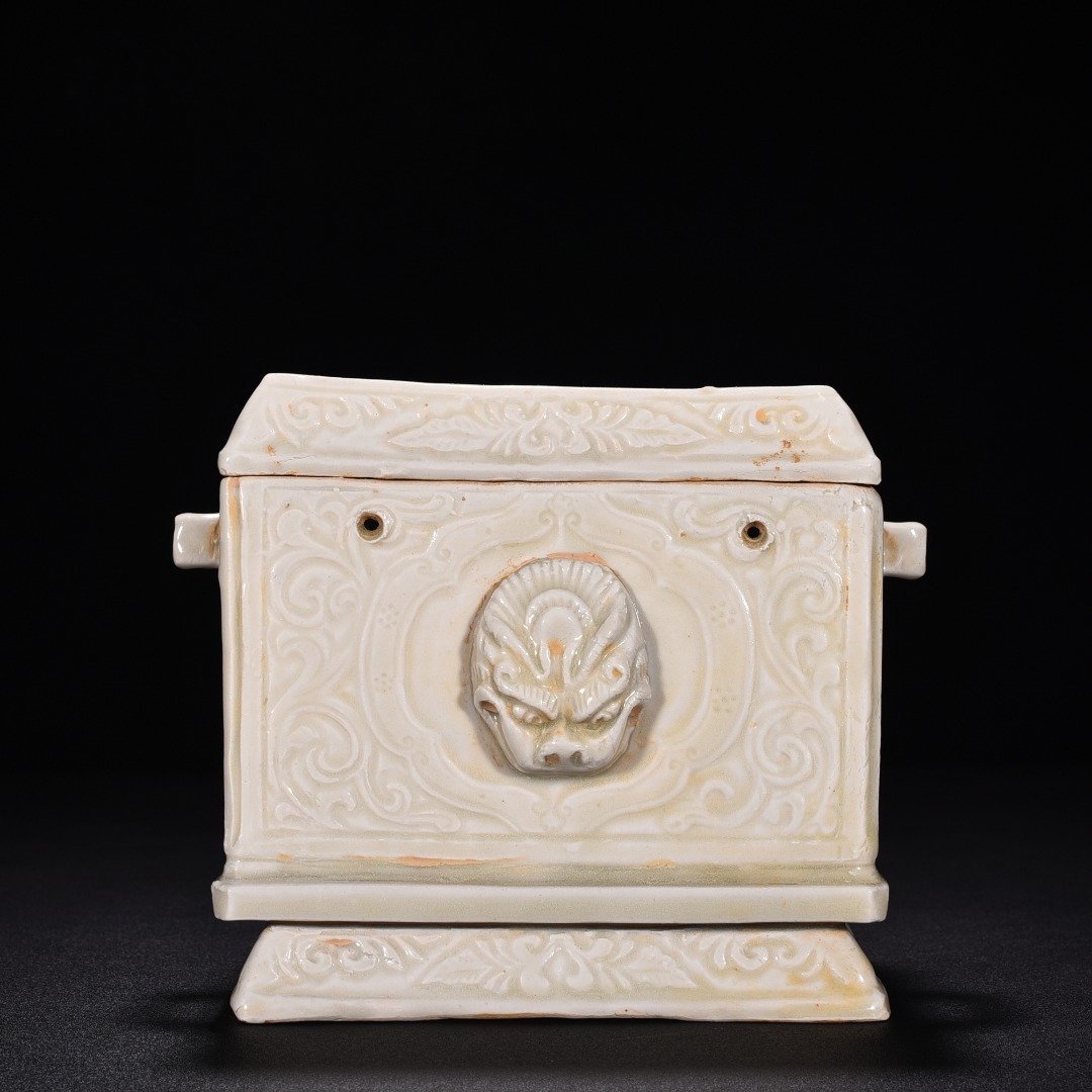 Song Dynasty Ding kiln carved flower and dragon pattern food box